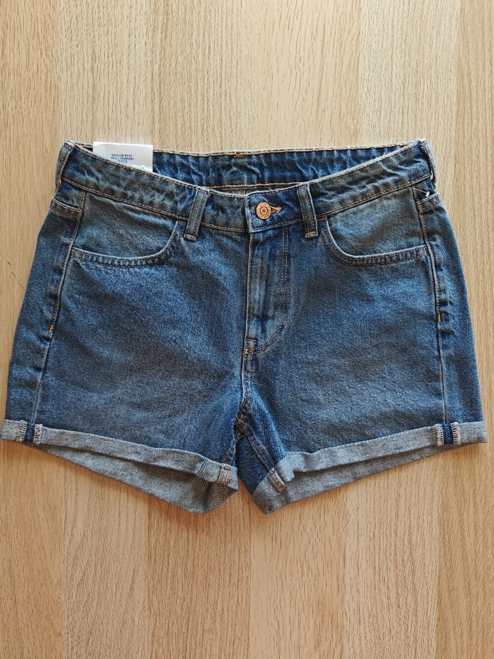 H&M REGULAR WAIST DENIM SHORTS (SIZE 6)